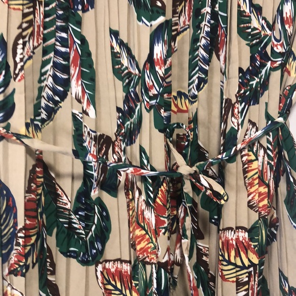 MIDI Dress, electric pleated long sleeves, dress length 37” with draw string - Picture 3 of 4